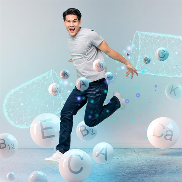 一位正在跳躍和充滿喜悅的年輕男子，象徵著健康的生活方式，背景是一些充滿如B、B12、C、A、E、Ca、B2、D和Mg等維生素的膠囊，展示了營養補充品和醫療保健的完美結合。